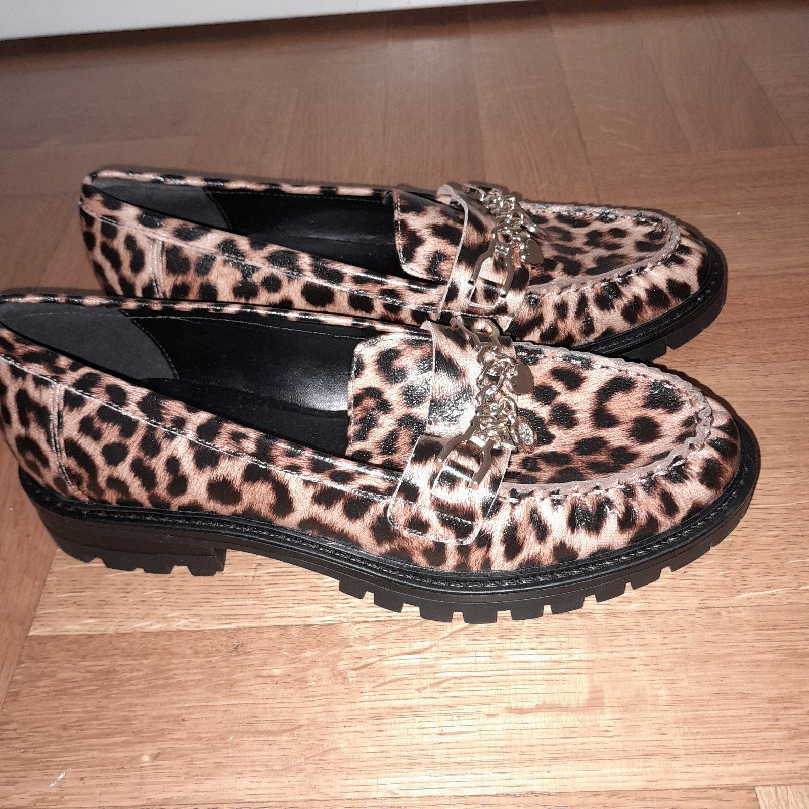 Nieuwe Guess loafers met luipaardprint, maat 38.5, Guess, Bruin, Instappers, Nieuw