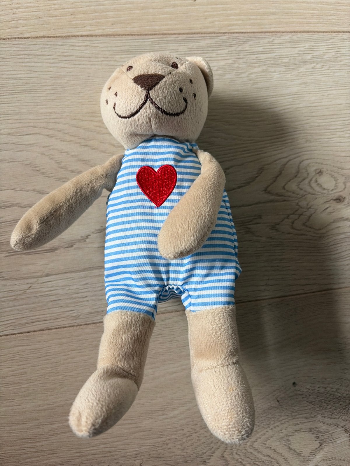 IKEA knuffelbeer met gestreept pakje en rood hartje, Kinderen en Baby's, Beer, Ophalen of Verzenden, Zo goed als nieuw, Met kleding of accessoire