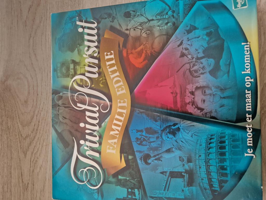 Trivial Pursuit Familie Editie - Compleet Gezelschapsspel, Vijf spelers of meer, Ophalen of Verzenden, Zo goed als nieuw, Hasbro