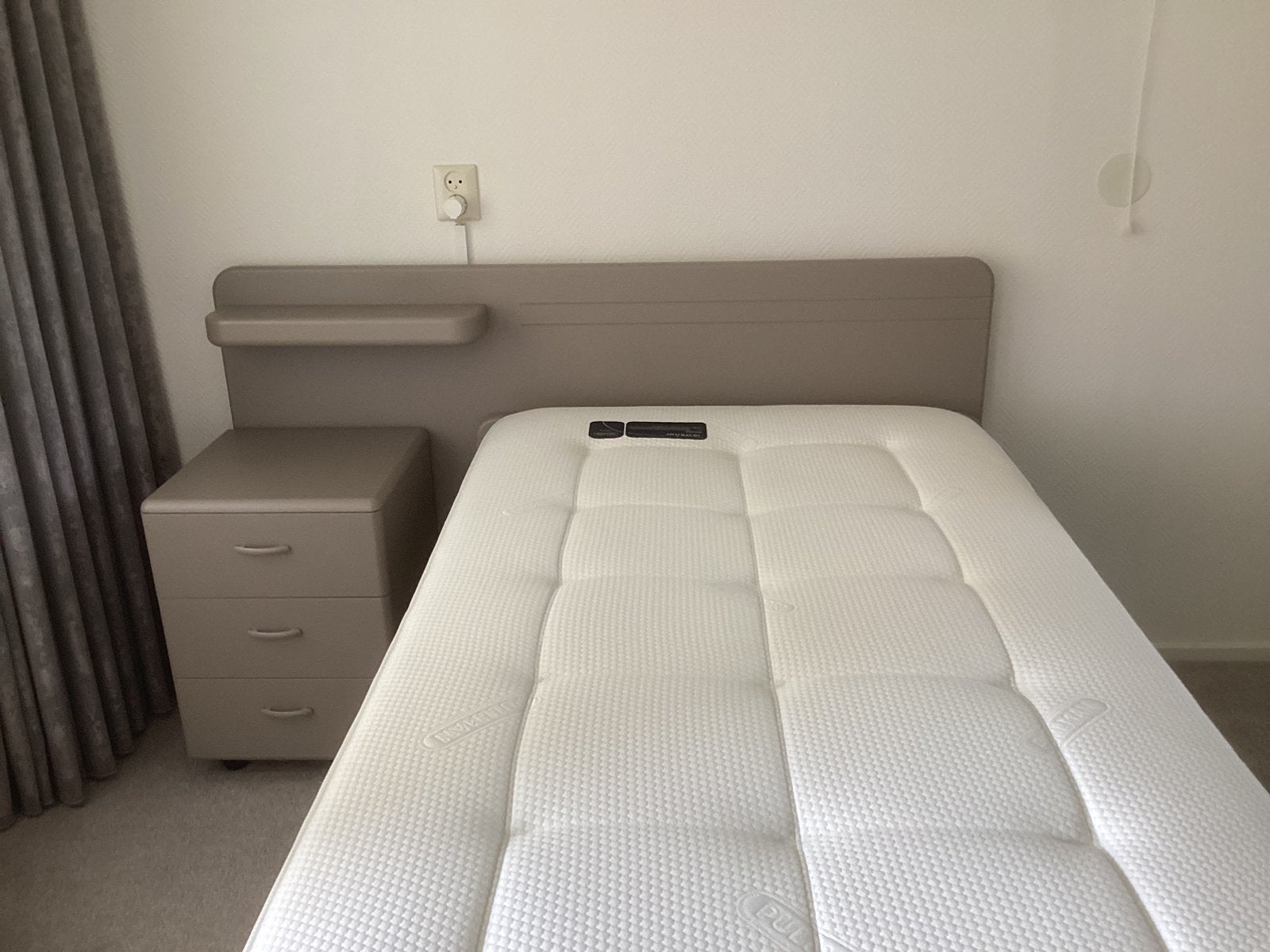 Te Koop een Prima senioren ledikant met nachtkastje., Ophalen, 90 cm, Eenpersoons, Zo goed als nieuw