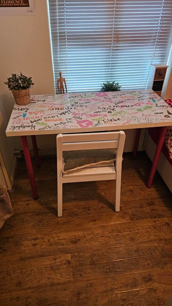 Limited edition Ikea LOVE tafel / bureau, Huis en Inrichting, Ophalen, 120 cm, Kinderbureau, Zo goed als nieuw