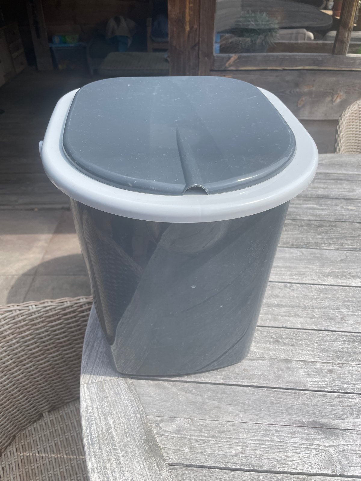 Grijze toiletemmer met deksel en handgreep, Ophalen, Gebruikt, Kunststof, Met deksel