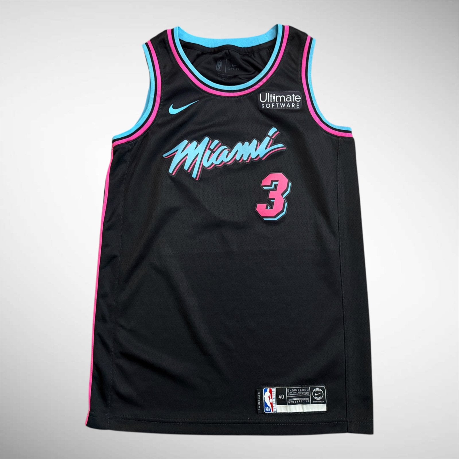 Dwyane Wade Miami Team Store jersey maat S nike nba heren, Sport en Fitness, Basketbal, Ophalen of Verzenden, Zo goed als nieuw