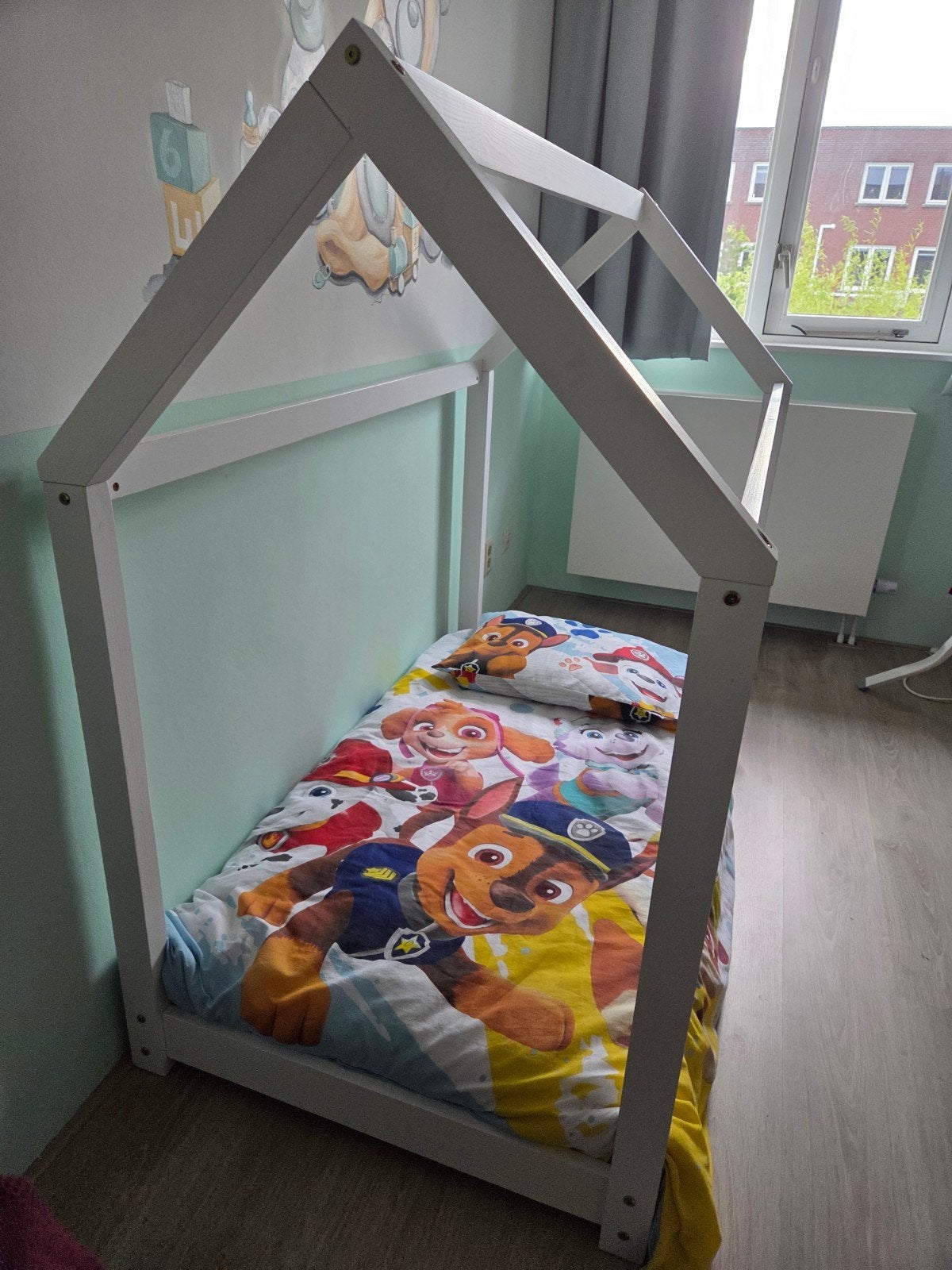 peuterbed huisje - Wit houten bedframe, Gebruikt, 70 tot 85 cm, 140 tot 160 cm, Ophalen