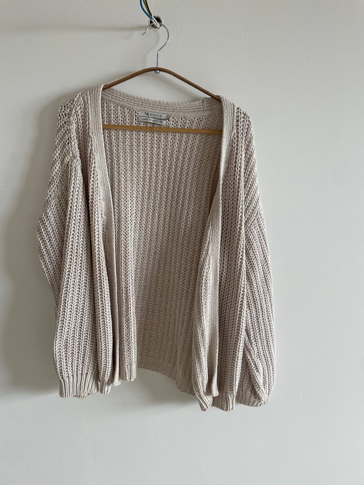Nukus Gebreid Vest - Beige, Maat L, Kleding | Dames, Truien en Vesten, Ophalen of Verzenden, Zo goed als nieuw, Maat 42/44 (L)
