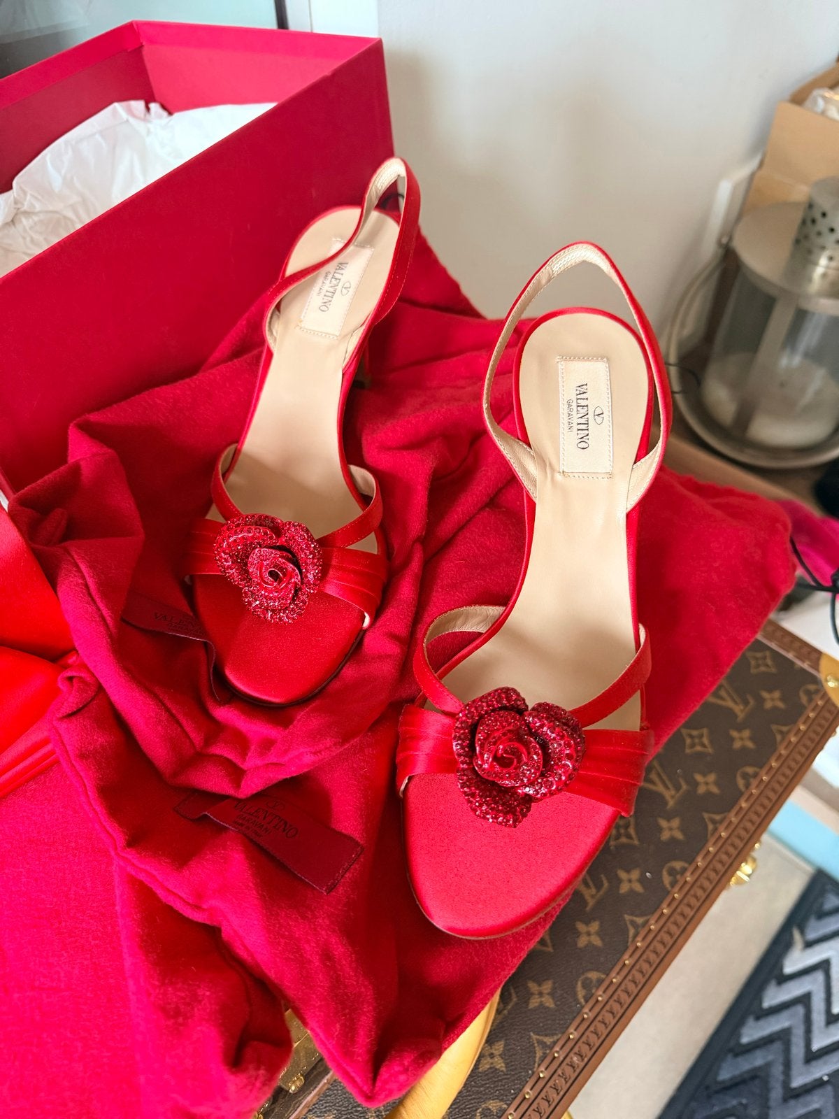 Valentino Garavani rode sandalen met roos Swarovski maat 39, Nieuw, Rood, Sandalen of Muiltjes, Ophalen of Verzenden