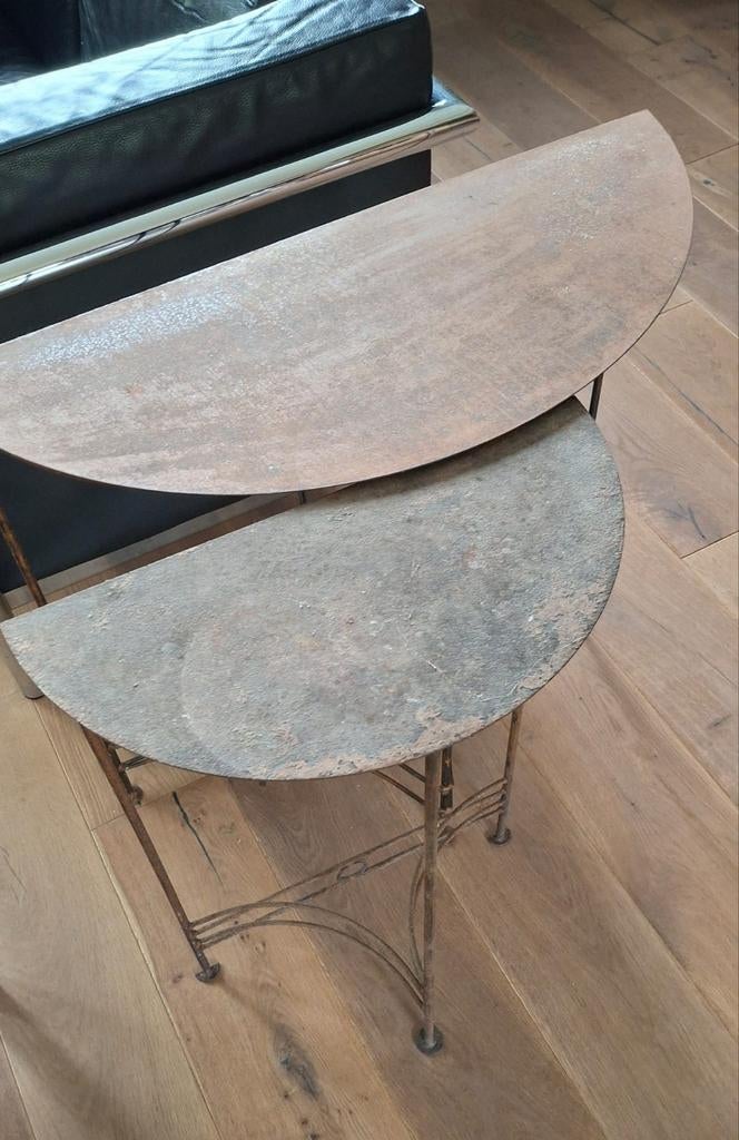 Set van 2 vintage halfronde bijzettafels - Roestig metaal, Antiek en Kunst, Antiek | Meubels | Tafels, Ophalen