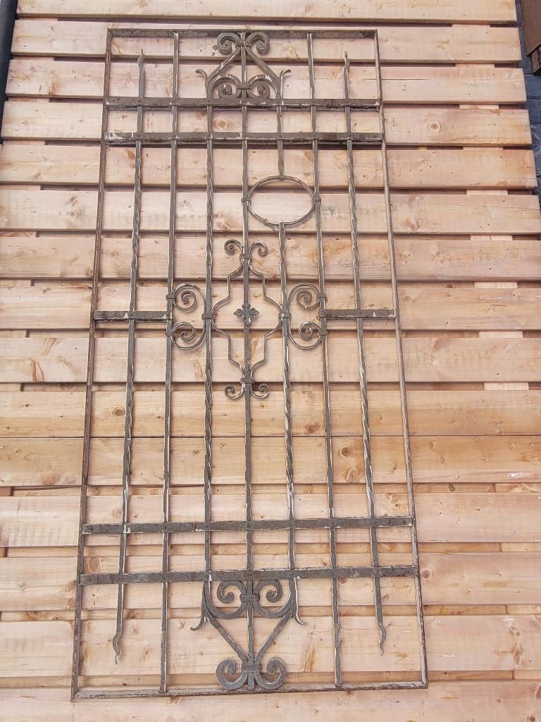 1 antiek sierhekwerk 940x25x2090 mm. massief metaal, Ophalen of Verzenden, Gebruikt, IJzer, Sierhekwerk