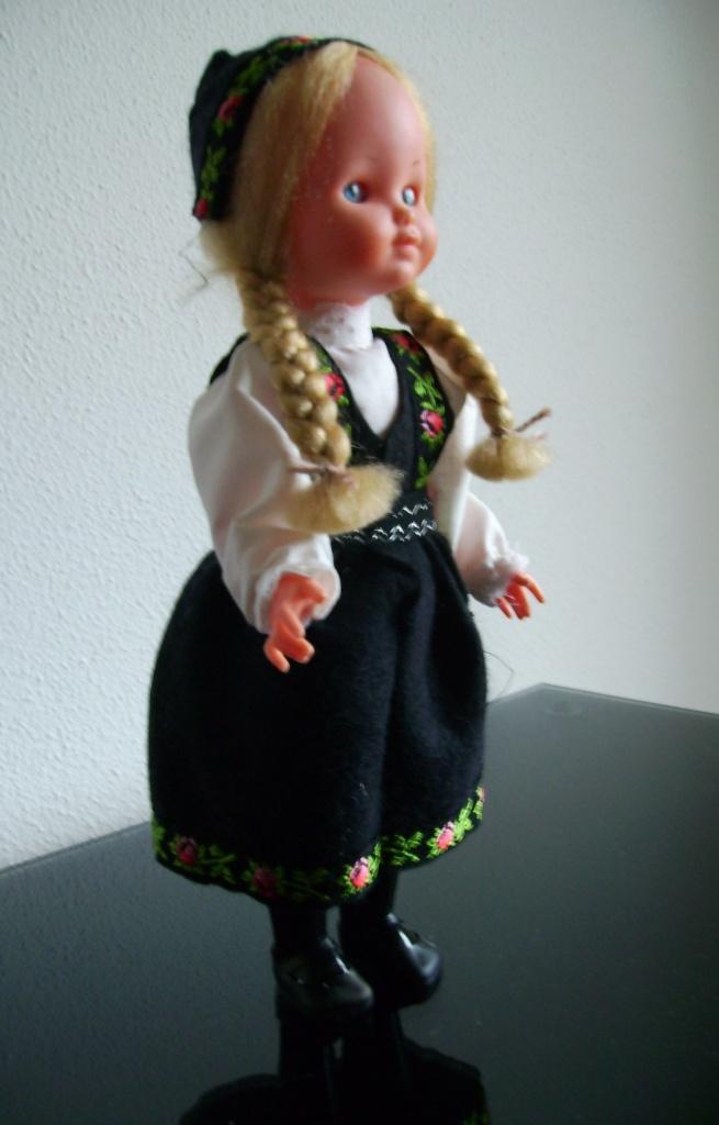 klederdrachtpop Valdres Norway 23 cm., Verzamelen, Poppen, Zo goed als nieuw, Pop, Ophalen of Verzenden