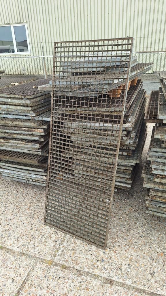 Metalen rooster - Gegalvaniseerd 250 stuks, Doe-het-zelf en Verbouw, Metalen, Ophalen, Gebruikt, IJzer