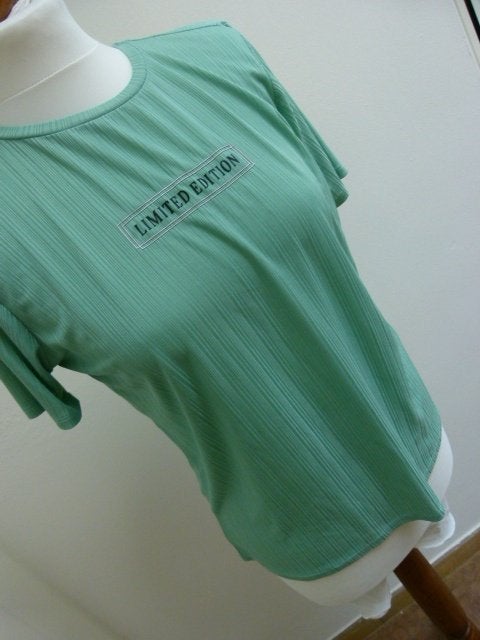 Top shirt groen M 38 40 limited edition Distrikt Norrebro, Kleding | Dames, Tops, Maat 38/40 (M), Distrikt Norrebro, Ophalen of Verzenden
