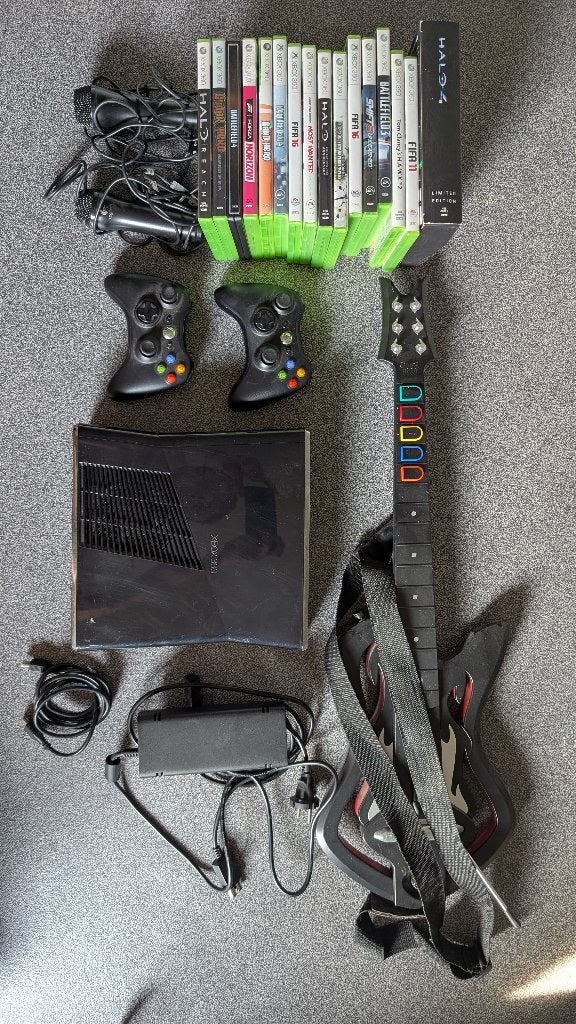 XBOX 360 + 2 controllers + games (Guitar Hero (incl. gitaar), Gebruikt, Overige genres, 2 spelers, Eén computer