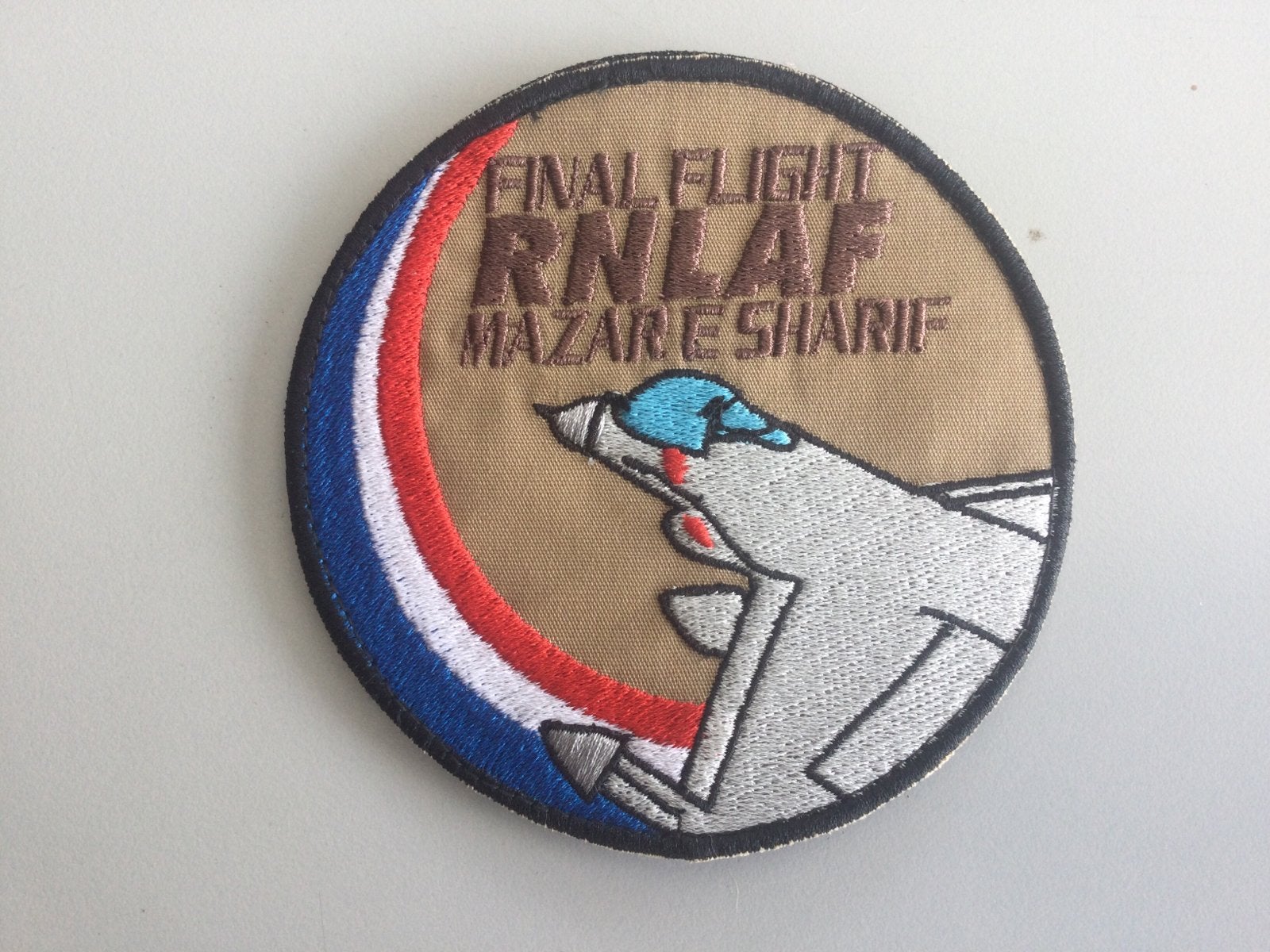 lastige badge ISAF F16, Verzamelen, Ophalen of Verzenden, Landmacht, Nederland, Embleem of Badge