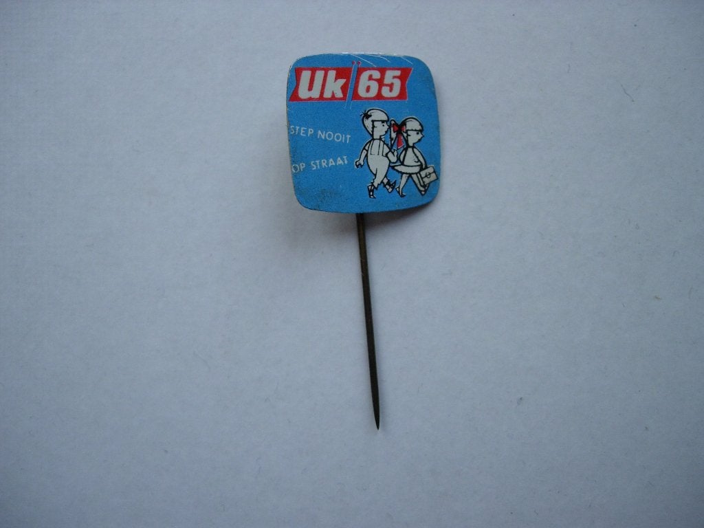 speldje UK 65 step nooit op straat, Verzamelen, Speldjes, Pins en Buttons, Verzenden, Zo goed als nieuw, Merk, Speldje of Pin