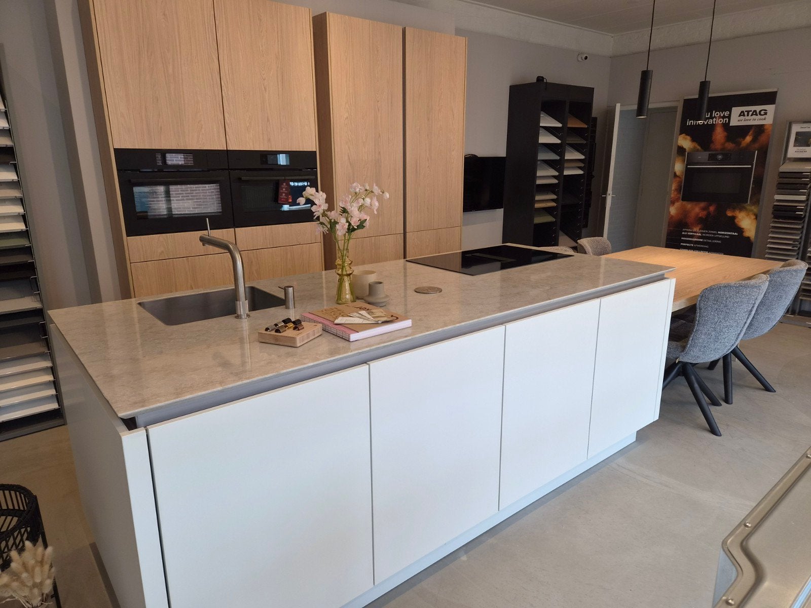 Luxe showroomkeuken met AEG, GLENCOE composiet en QUOOKER, Ophalen, Wit, Overige typen, Nieuw