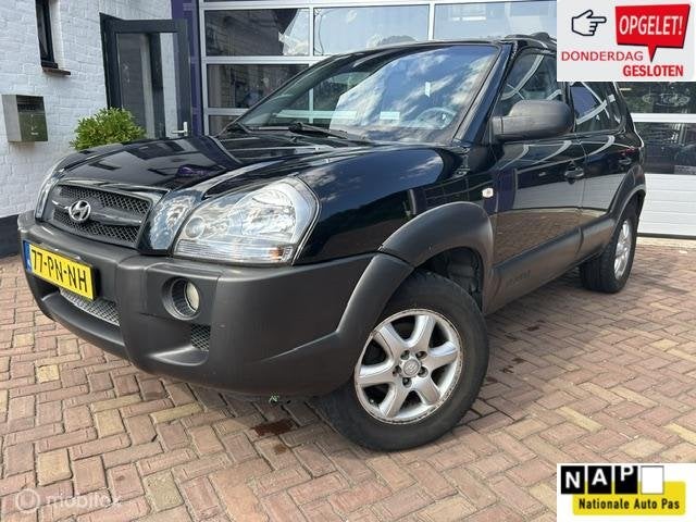 Hyundai Tucson 2.0i Dynamic * AIRCO * TREKHAAK *, Auto's, Hyundai, Stof, Gebruikt, 4 cilinders, Zwart