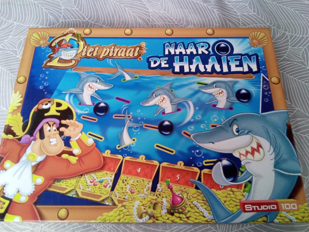Piet piraat naar de haaien spel, Hobby en Vrije tijd, Gezelschapsspellen | Bordspellen, Ophalen, Nieuw