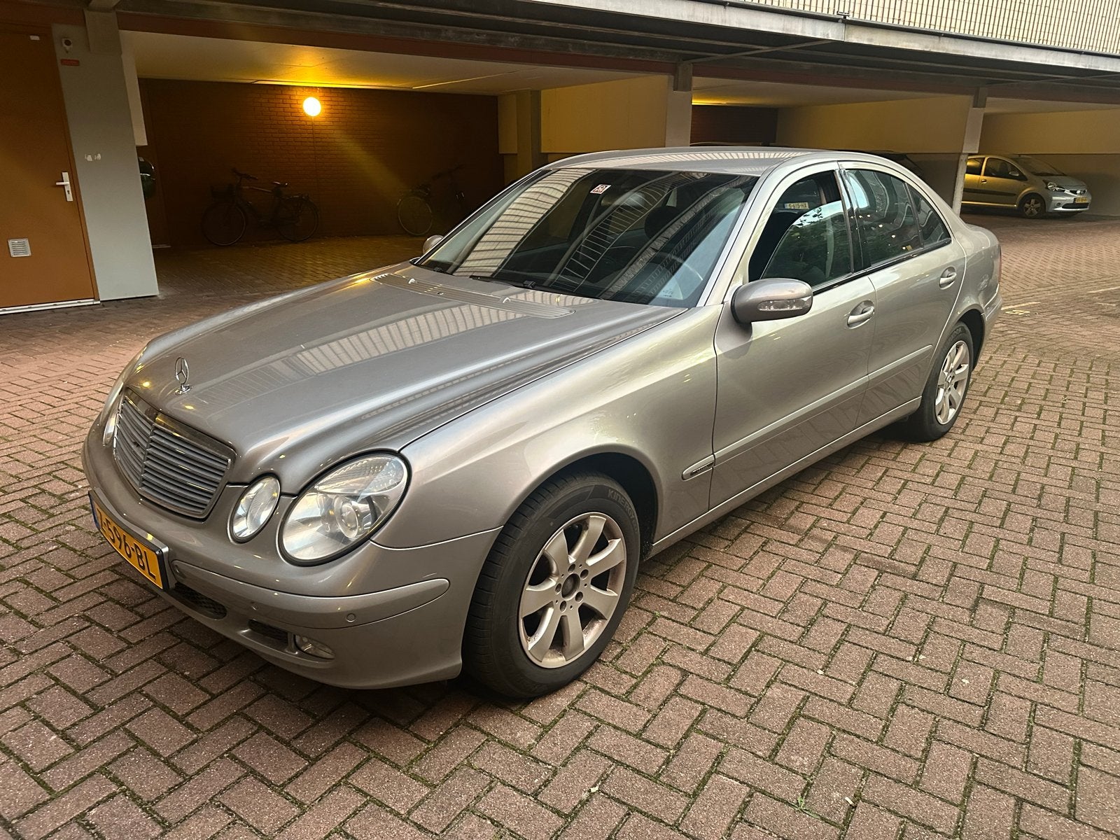 Mercedes-Benz E-Klasse E220 CDI 2003 Grijs, Auto's, Automaat, Zwart, 4 cilinders, 23 km/l