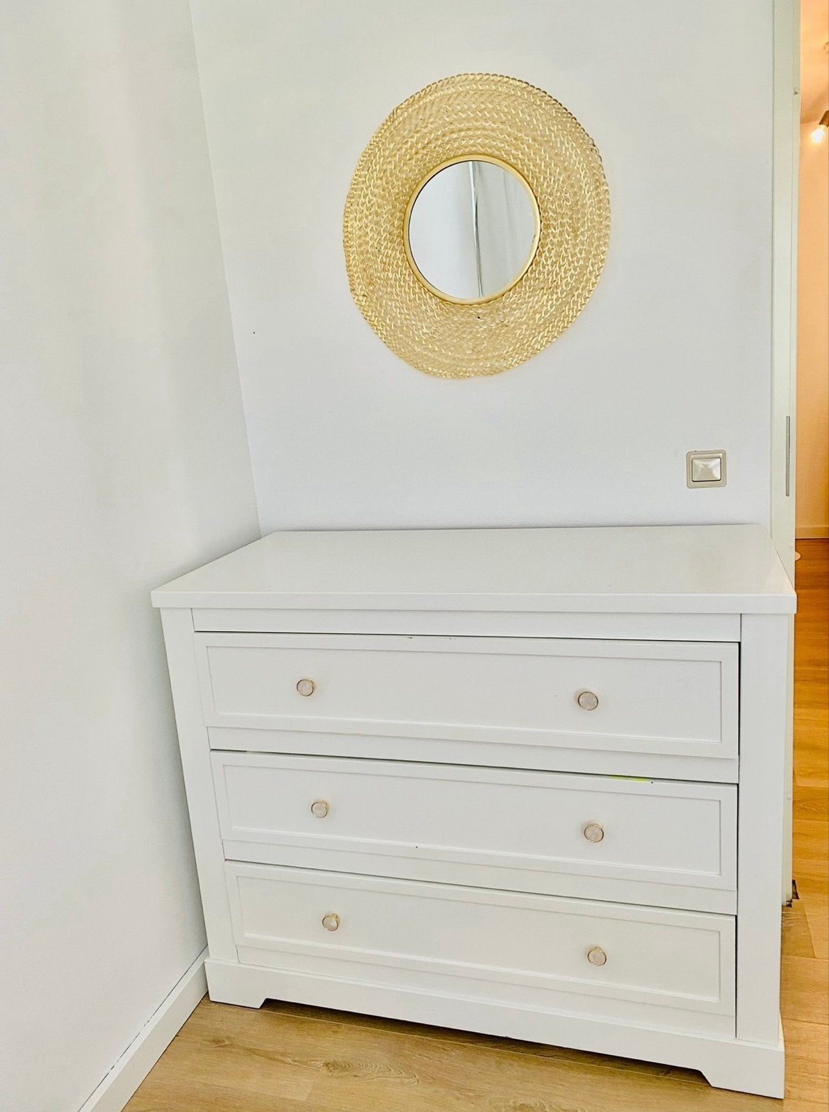 Zuiver Ronde gouden spiegel - Decoratieve wandspiegel, Minder dan 50 cm, Rond, Ophalen of Verzenden, Zo goed als nieuw