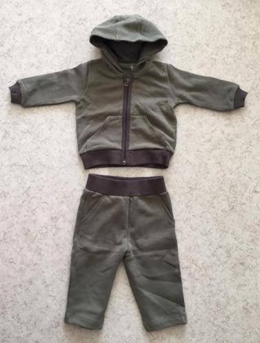 Leger groene joggingpak maat 62, NIEUW!, Kinderen en Baby's, Babykleding | Maat 62, Verzenden, Nieuw, Jongetje, Pakje