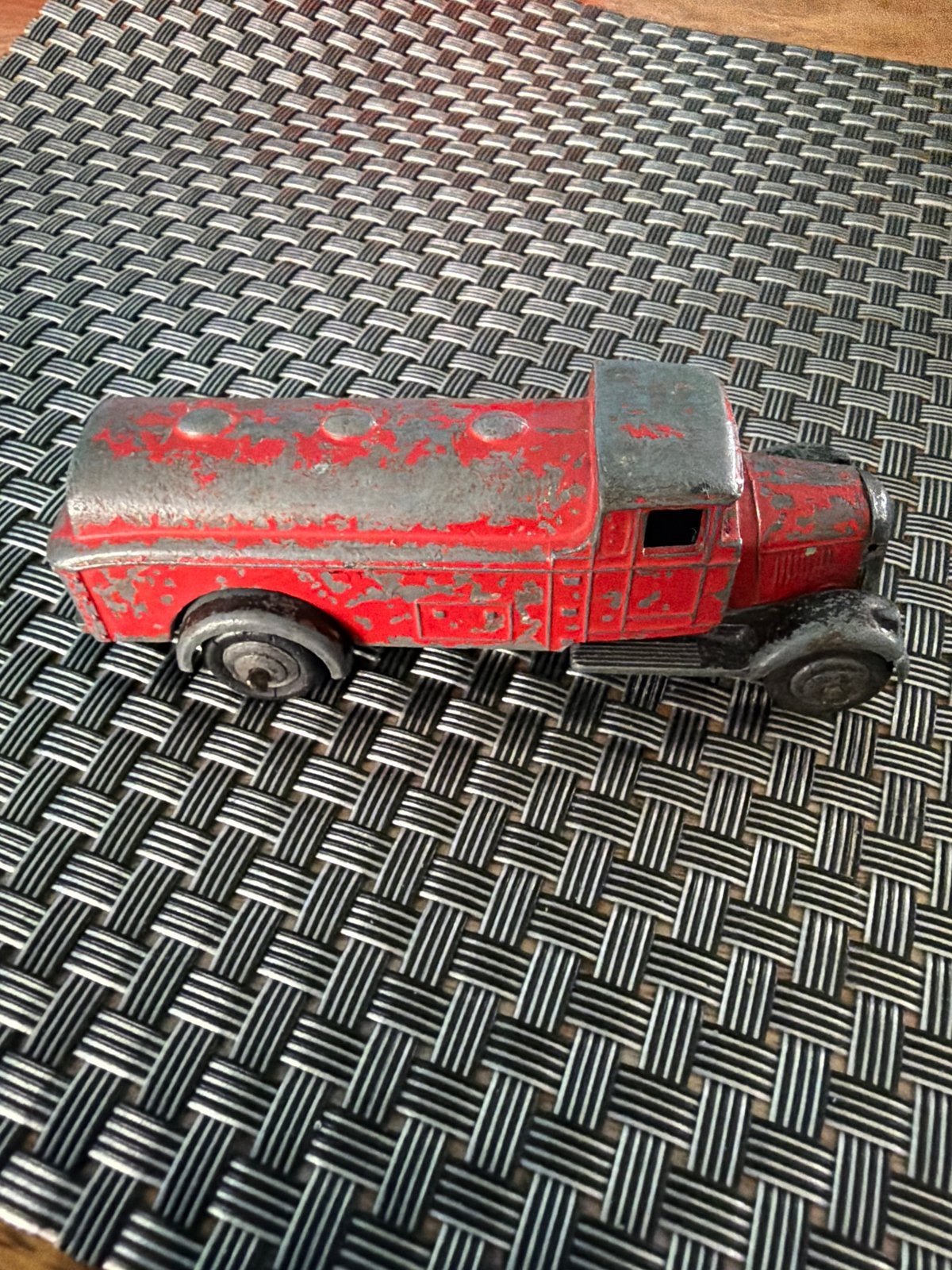 Vintage rood metalen speelgoed tankwagen dinky toys, Ophalen of Verzenden