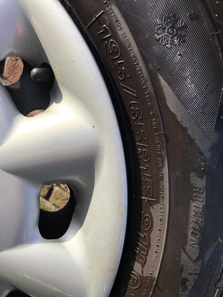 Te koop stalen Volvo velgen met wieldoppen en winterbanden, Gebruikt, 15 inch, Velg(en), Personenwagen