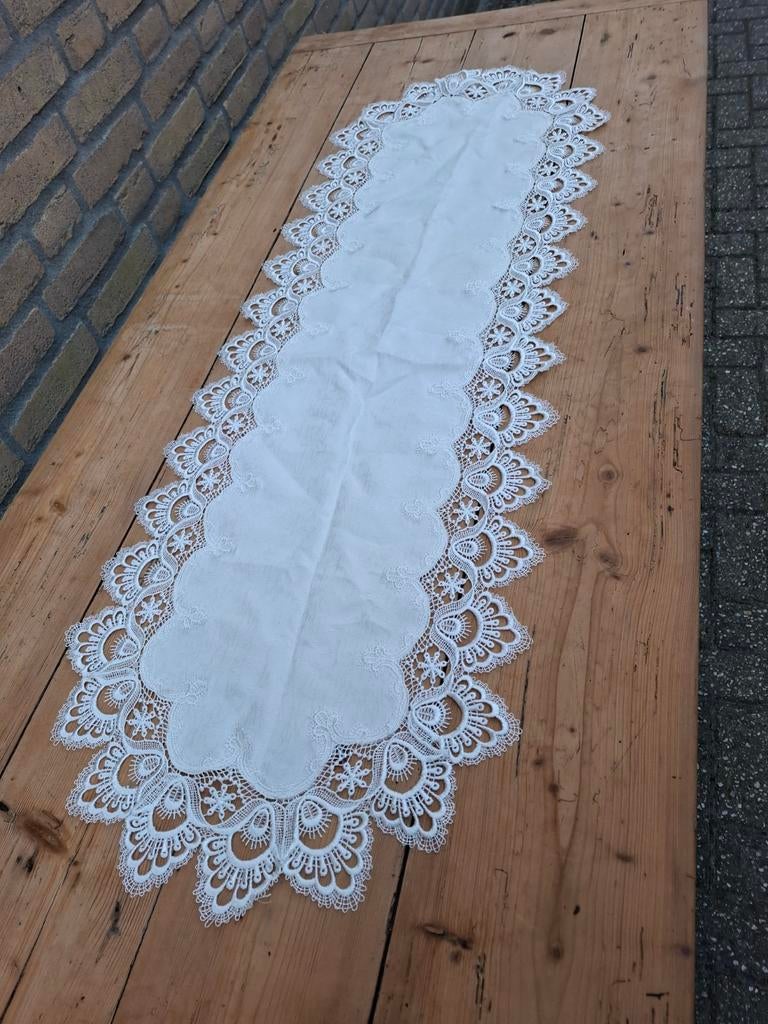 Antieke tafelloper wit, Ophalen