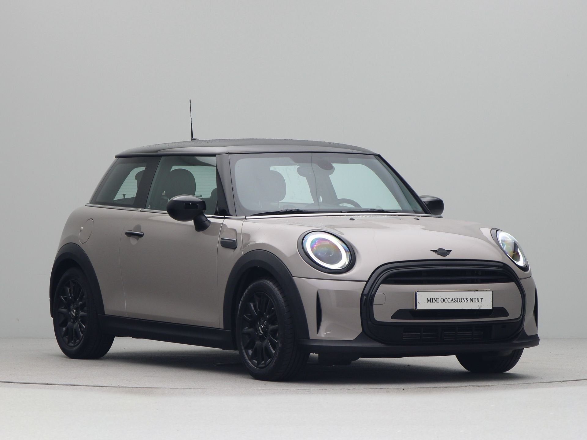 MINI 3-deurs Cooper Business Edition Aut. (bj 2022), 136 pk, Gebruikt, Isofix, Met garantie (alle)