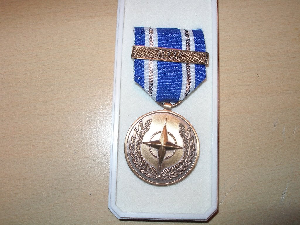 Medaille ISAF non article 5, Verzamelen, Ophalen of Verzenden, Landmacht, Nederland, Lintje, Medaille of Wings