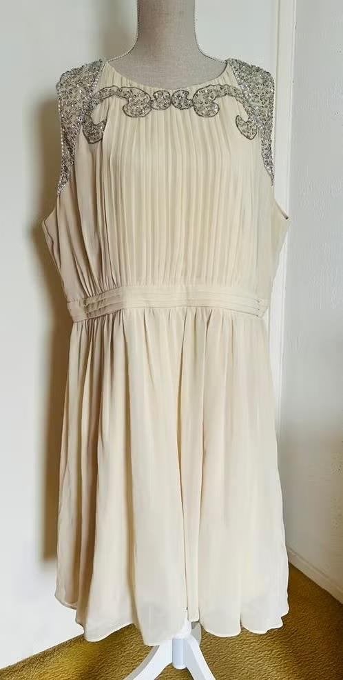 Little Mistress jurk maat 52/54[v], Kleding | Dames, Jurken, Beige, Maat 46/48 (XL) of groter, Ophalen of Verzenden, Zo goed als nieuw