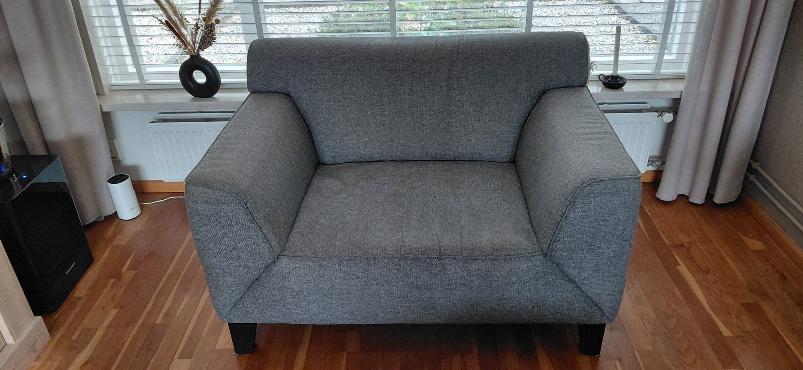 Mag nu weg: Comfortabele grijze loveseat, Ophalen, Gebruikt, Eenpersoons, 75 tot 100 cm