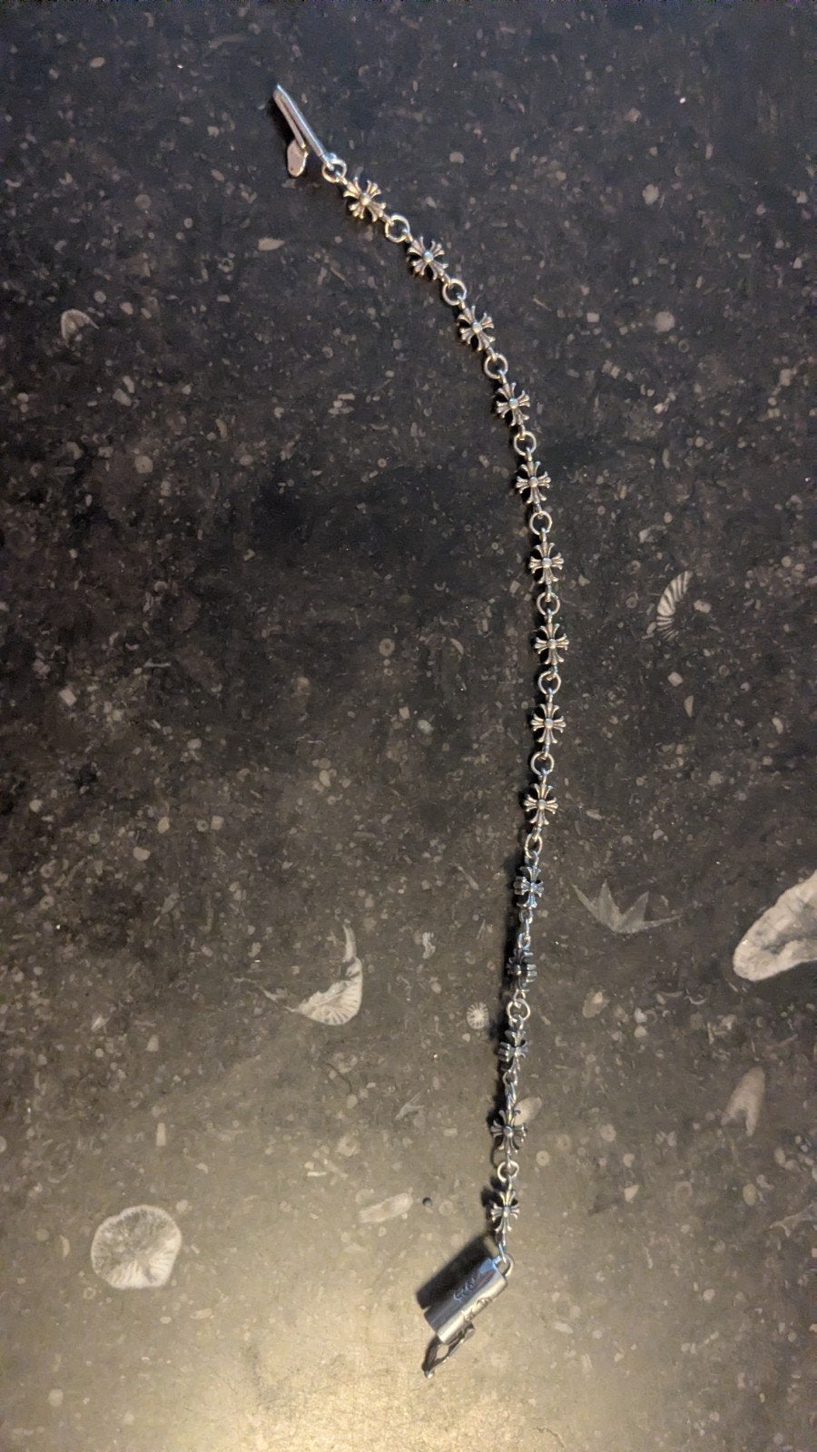 gevonden: Zilverkleurige ketting met kruisjes, Sieraden, Tassen en Uiterlijk, Ophalen of Verzenden, Zo goed als nieuw, Zilver