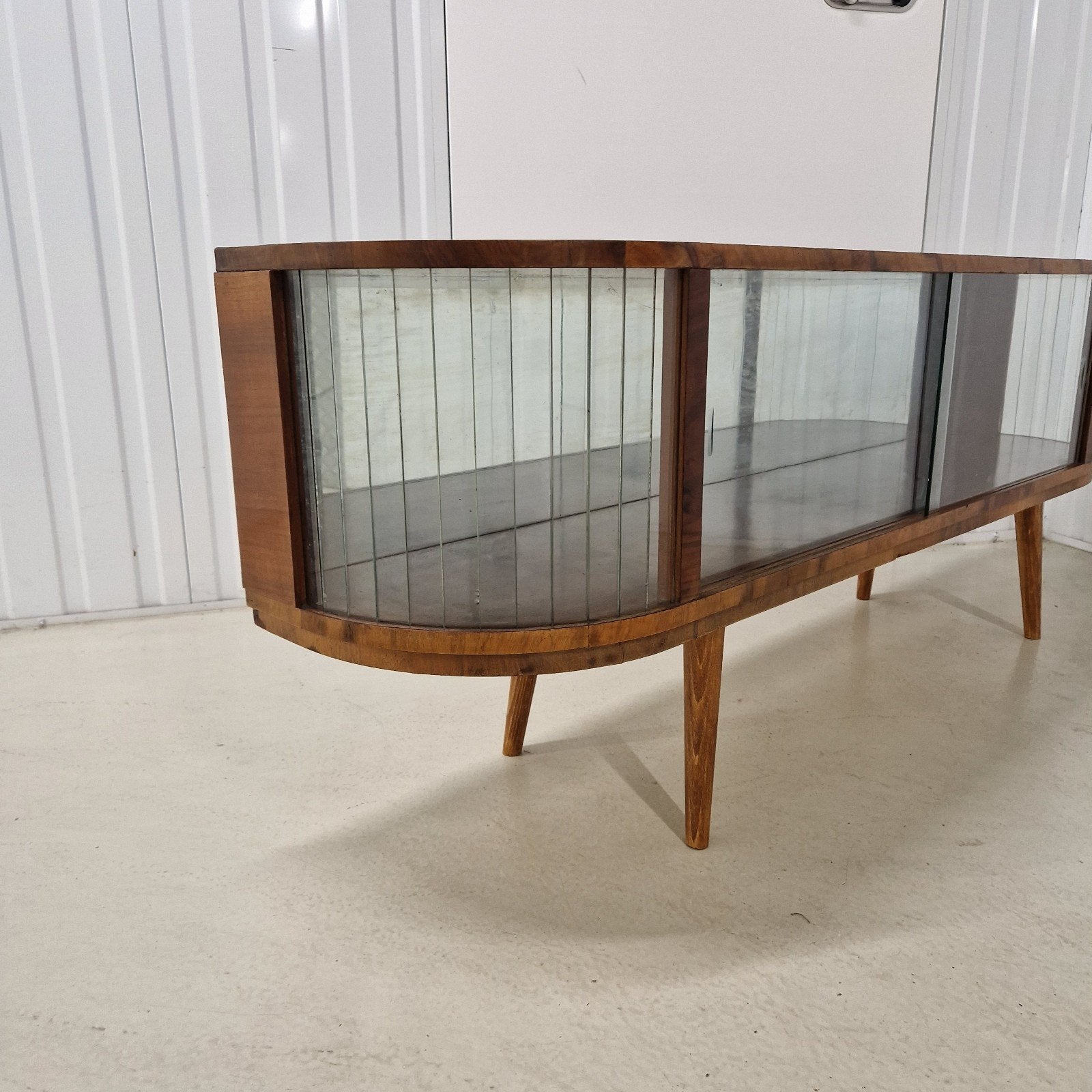 Foto 9 van Vintage Dressoir / Vitrinekast Jaren 60/70 Noten Fineer