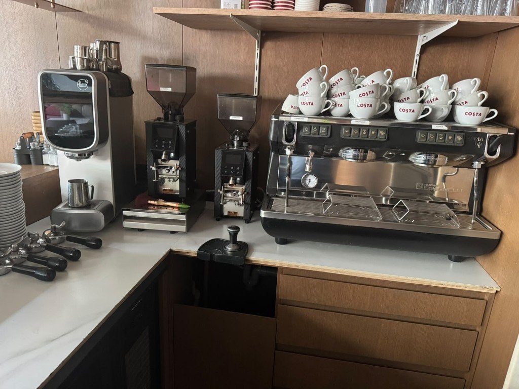 Nuova Simonelli Appia Life + 2 molens + Lattiz 2.0, Zakelijke goederen, Ophalen, Gebruikt, Koffie en Espresso