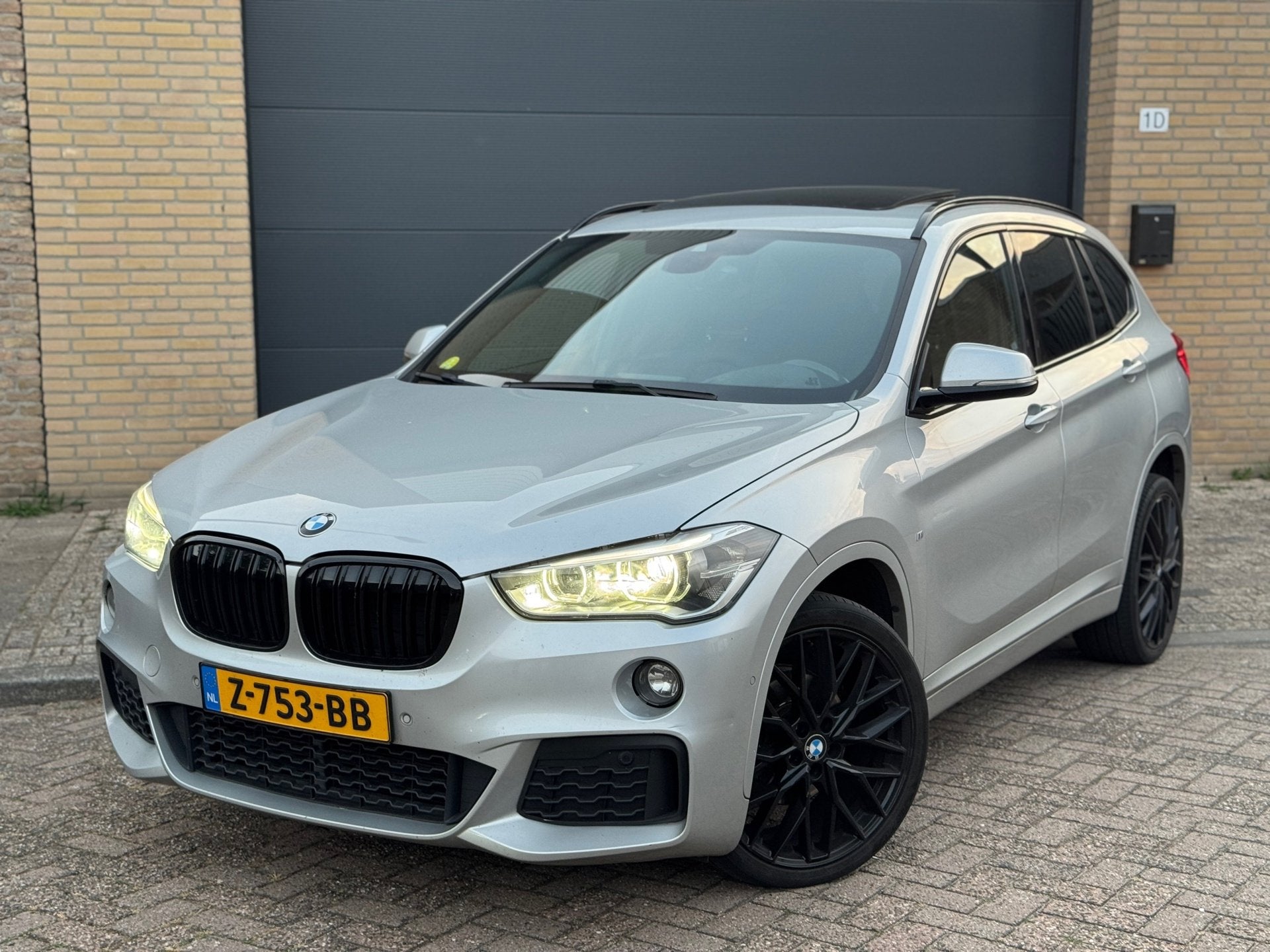 BMW X1 SDrive18d M Pakket Aut | Pano | Leder | Vol Opties!, Auto's, Dealer onderhouden, 4 cilinders, 150 pk, Automatische klimaatregeling