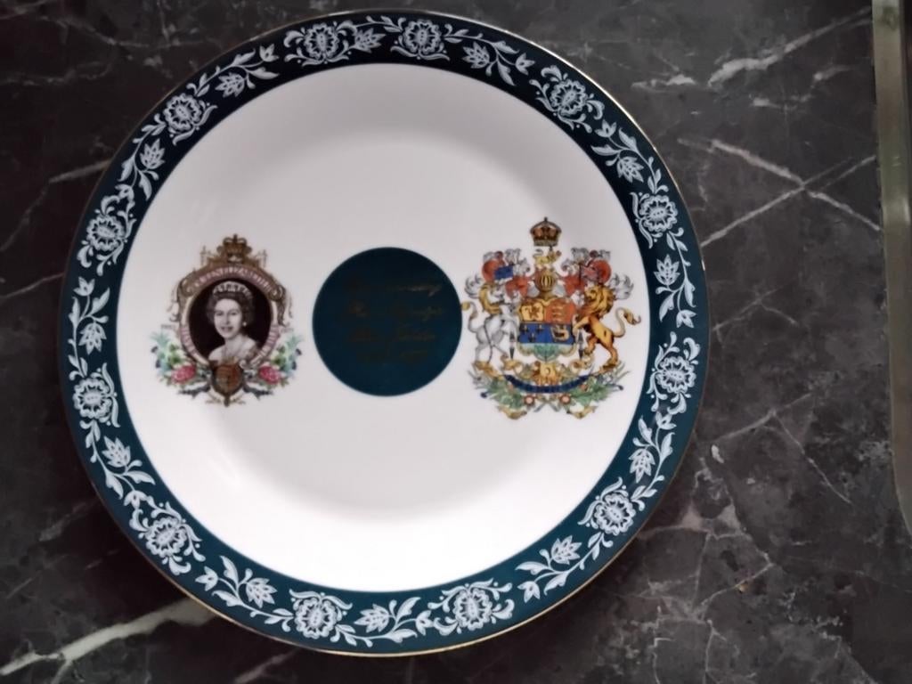 WANDBORD KONINGIN ELIZABETH 25-JR HUW. JUB., Ophalen of Verzenden, Zo goed als nieuw, Buitenland, Servies