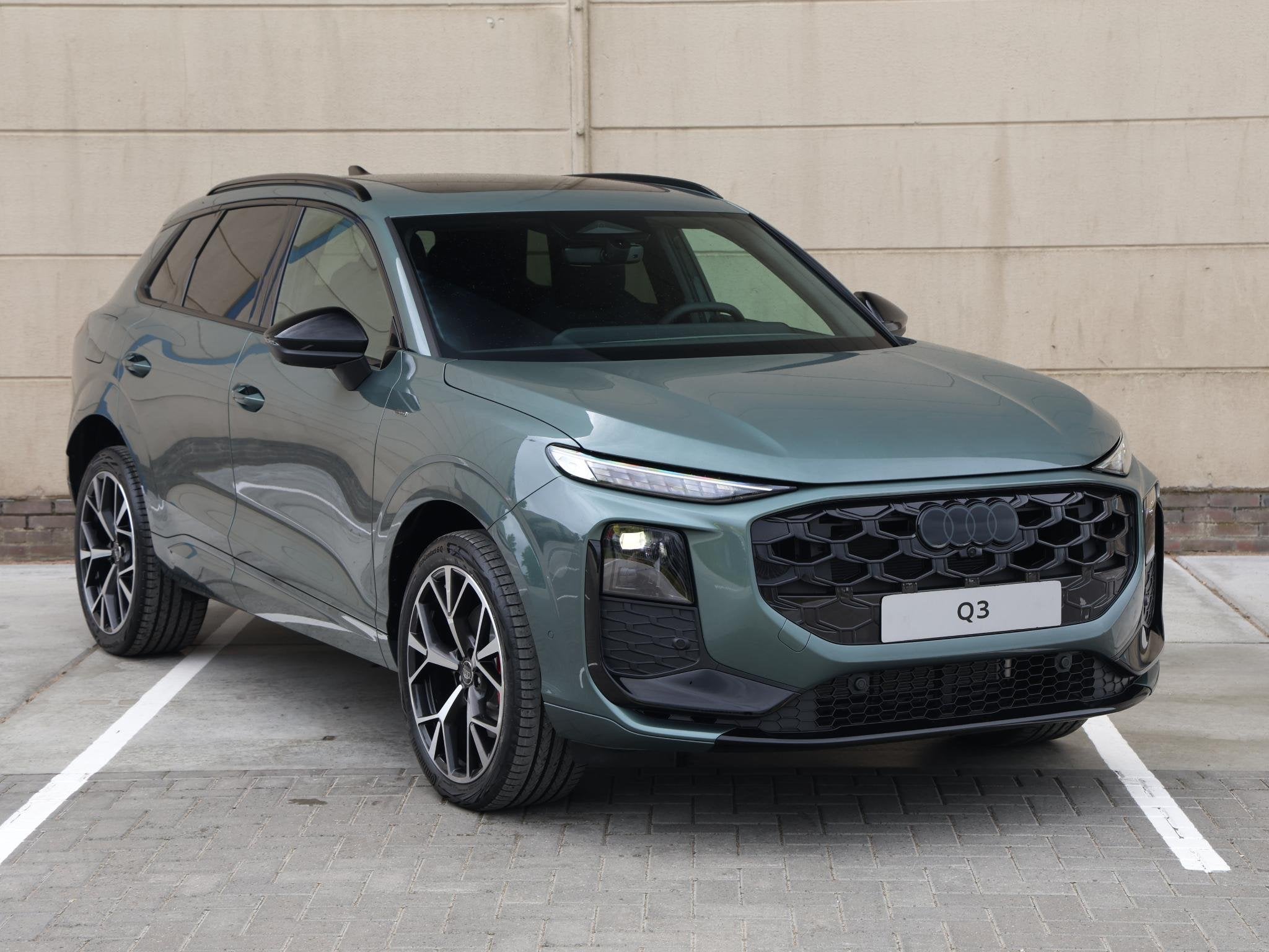Audi Q3 S edition e-hybrid 200 kW/272 PK | 20inch | Pano | T, Auto's, Audi, 1800 kg, 4 cilinders, 2000 kg, Nieuw