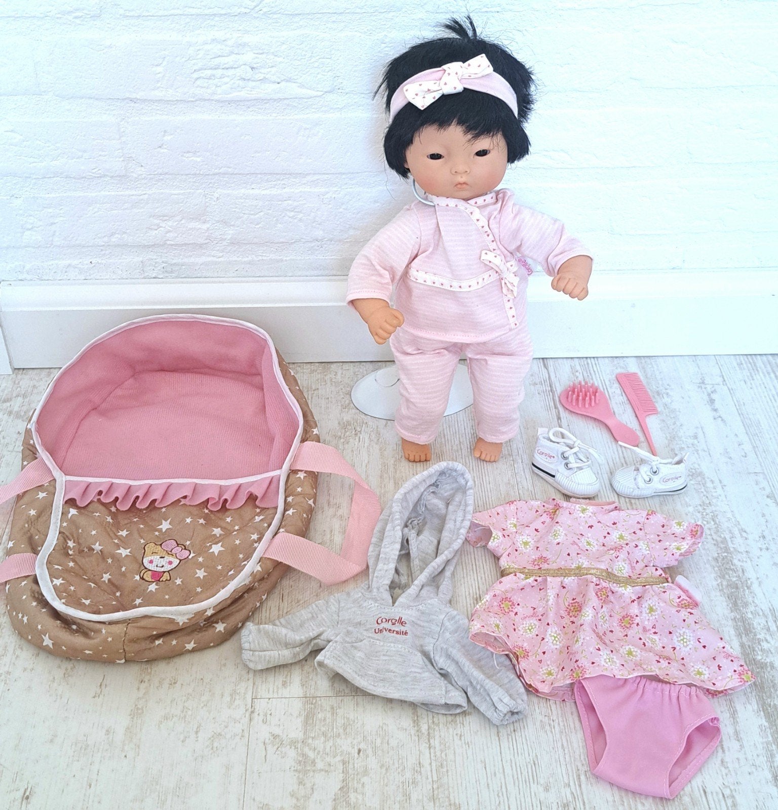 Corolle pop calin Yang chinees 30 cm met wieg en kleding, Ophalen of Verzenden, Gebruikt, Babypop