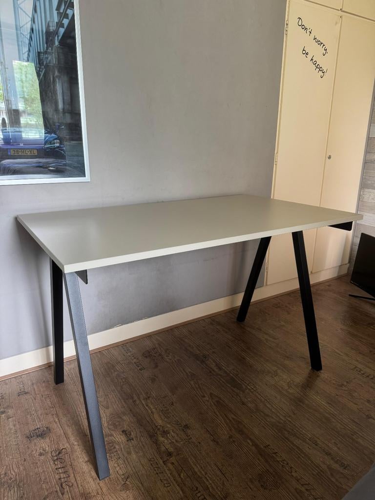 Modern bureau met creme kleurig blad en zwart onderstel, Huis en Inrichting, Bureaus, Ophalen, Overige typen, 120 cm, Spaanplaat of MDF