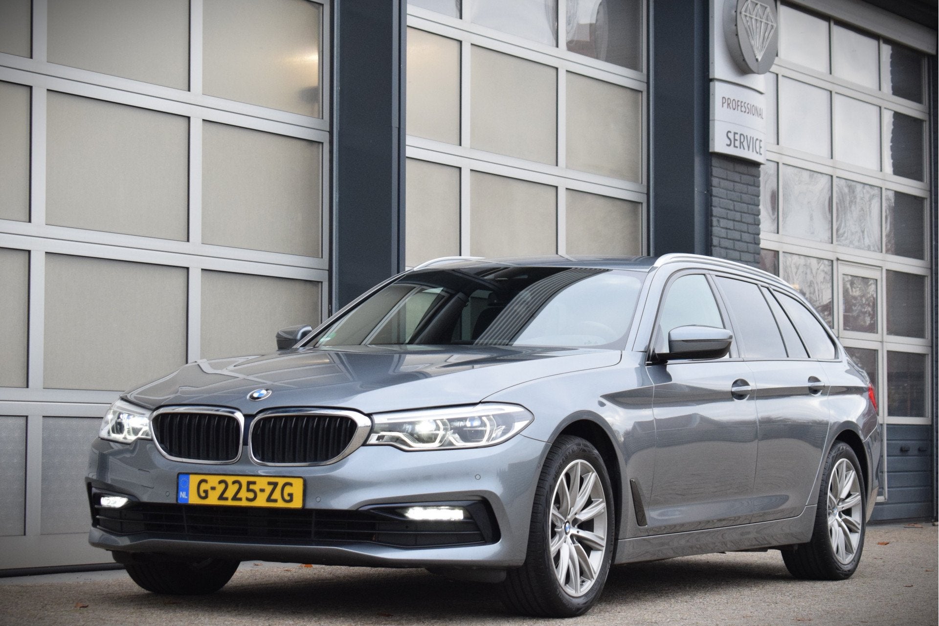 Foto 14 van BMW 5 Serie Touring 520i High Executive Edition | Sportline