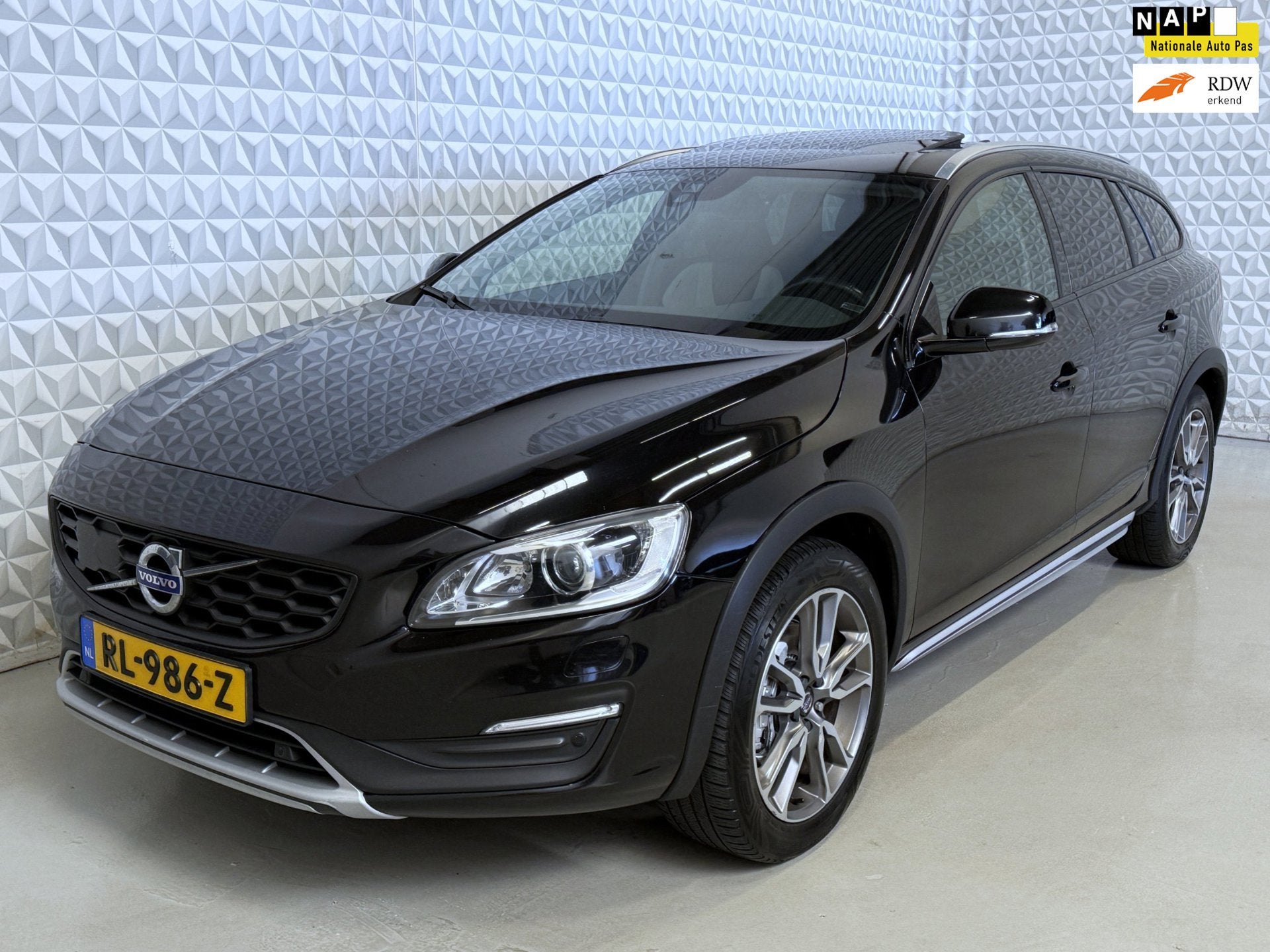 Volvo V60 Cross Country 2.0 D3 Polar+ EXPORT EX BPM/BTW(2018, Euro 6, 4 cilinders, Zwart, Diesel