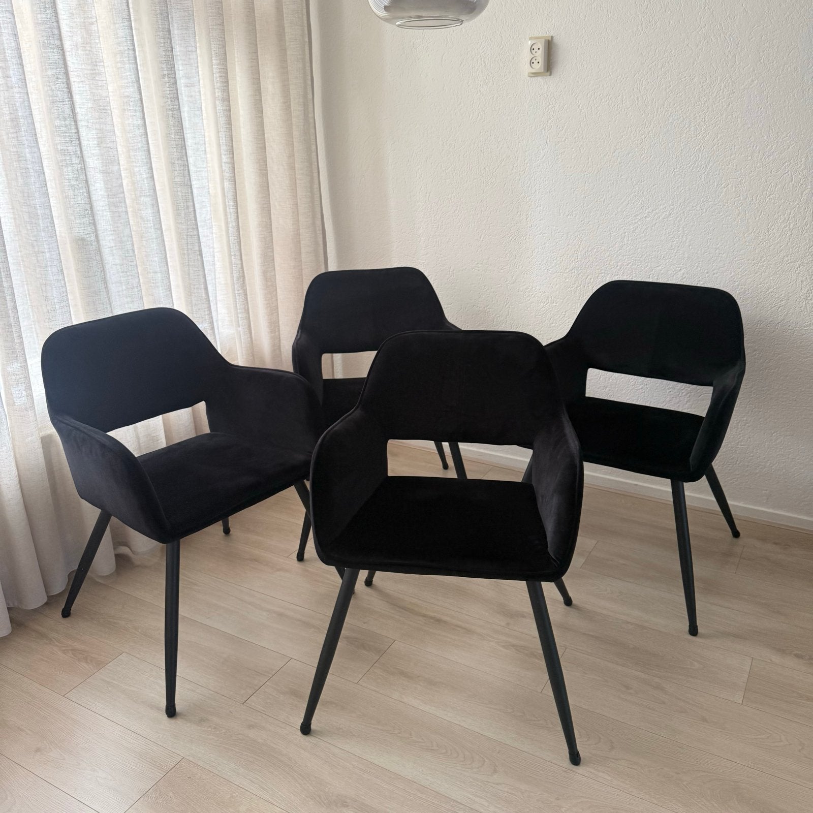 4 Zwarte velvet eetkamerstoelen van Kwantum, Ophalen, Zwart, Zo goed als nieuw, Vier