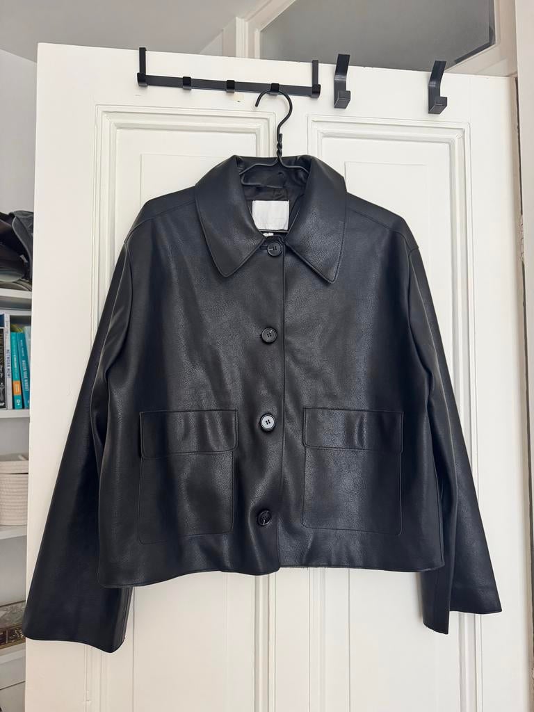 NA-KD Zwart PU jasje - Maat 36, Nieuw met kaartj, Ophalen of Verzenden, Zo goed als nieuw, Maat 34 (XS) of kleiner, Zwart