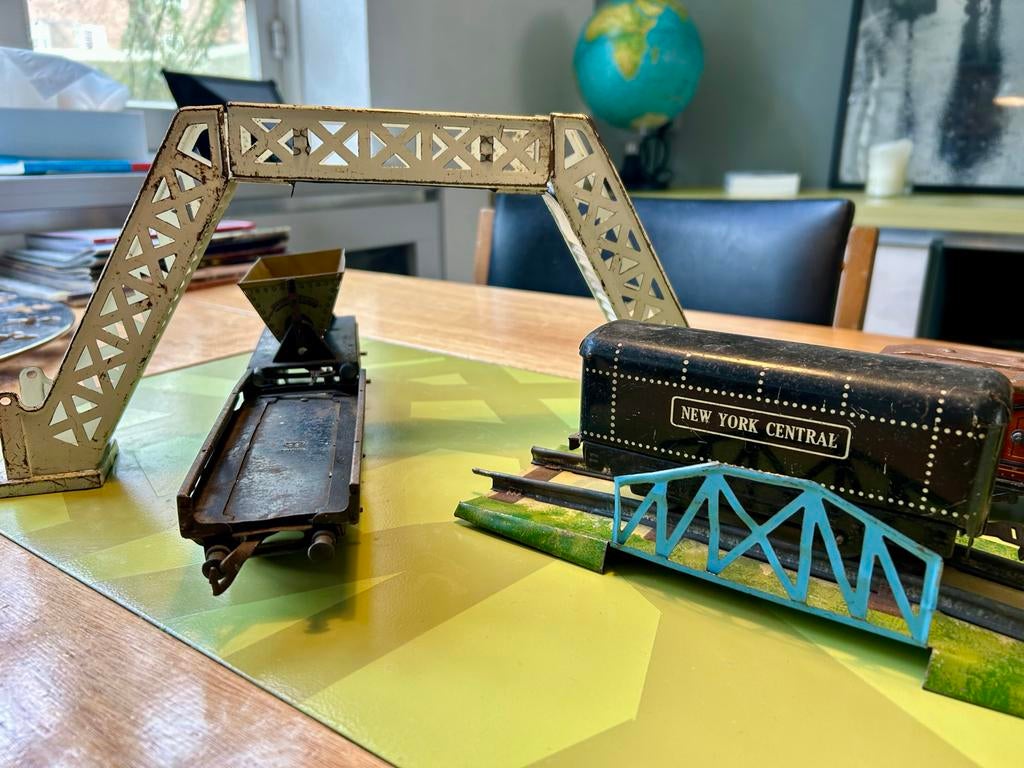 Blikken treinwagons met brug, vulstation en voetgangsersbrug, Antiek en Kunst, Ophalen of Verzenden