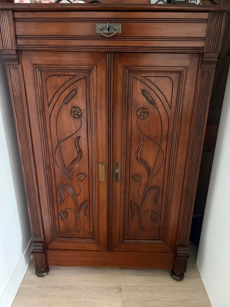 Antieke houten kast (1830-1900) met Art Nouveau houtsnijwerk, Ophalen