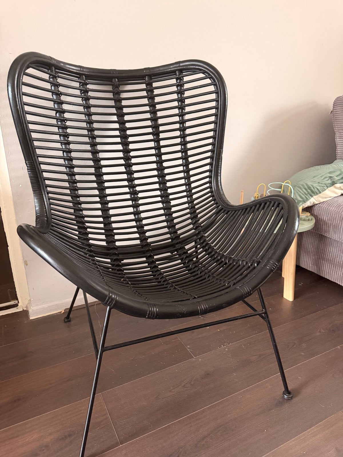 Mooie zwarte rotan stoel, zo goed als nieuw, Huis en Inrichting, Ophalen, Zwart, Riet of Rotan, Zo goed als nieuw
