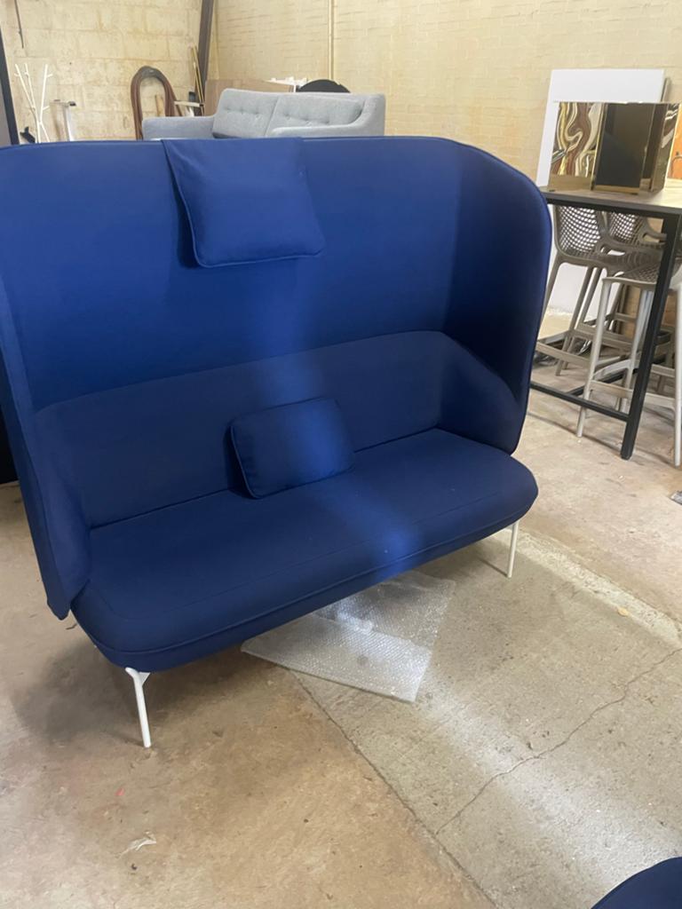 Stijlvolle blauwe tweepersoonsbank met hoge rugleuning, Ophalen, Zo goed als nieuw, Tweepersoons, Minder dan 150 cm