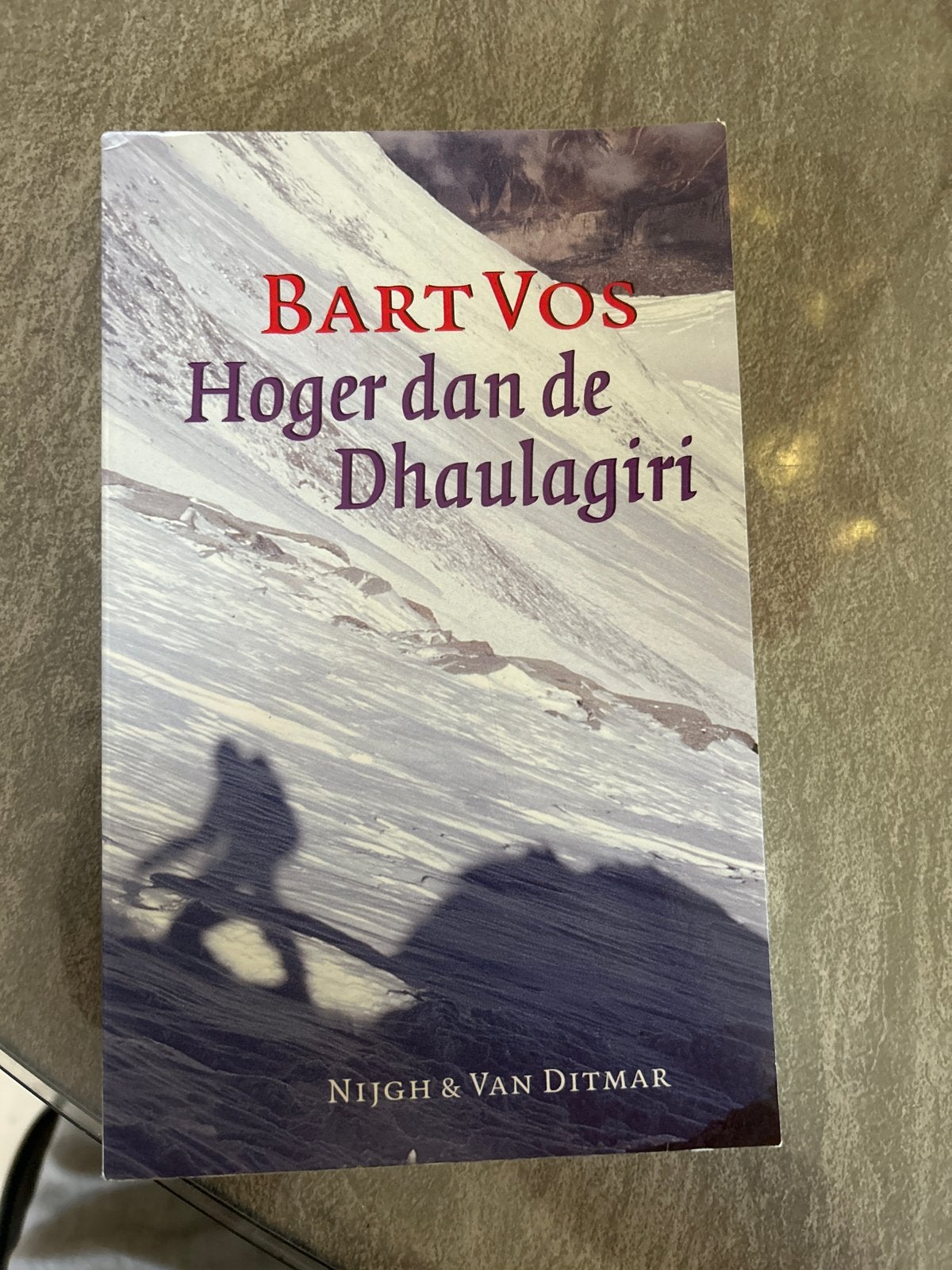 Hoger dan de Dhaulagiri - Bart Vos (Nijgh & Van Ditmar), Boeken, Romans, Zo goed als nieuw, Nederland, Ophalen of Verzenden