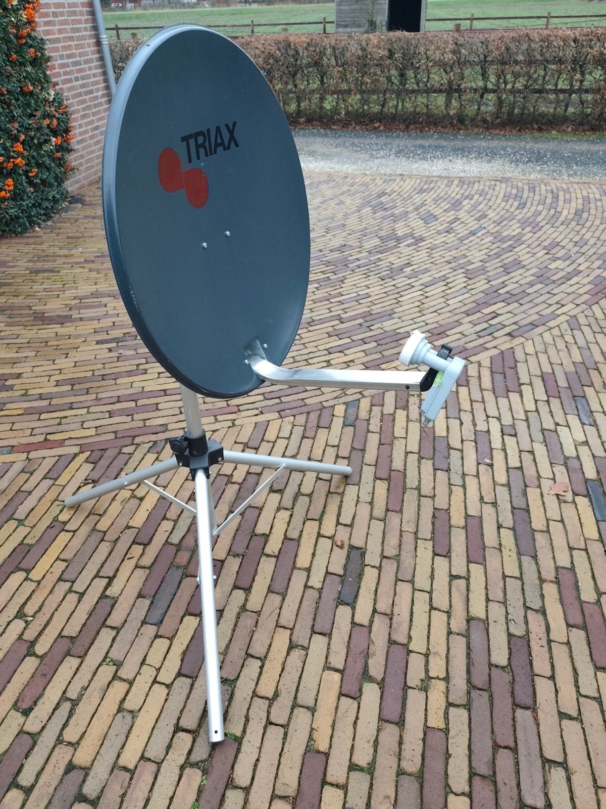 Triax schotel met standaard, Audio, Tv en Foto, Schotelantennes, Ophalen, Overige merken