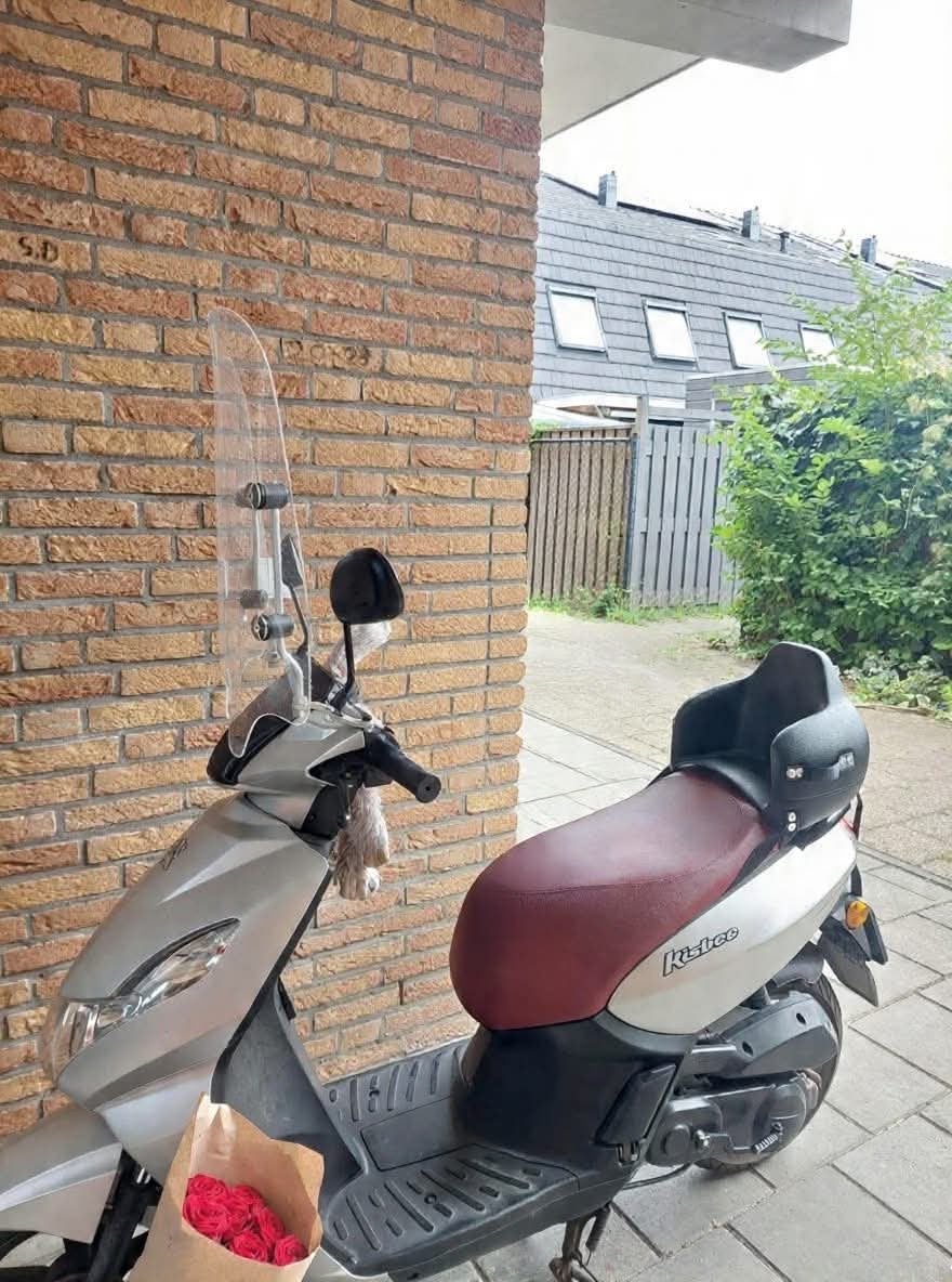 Peugeot Kisbee 50cc met nieuwe motor, slechts 600km!, Fietsen en Brommers, Brommers | Peugeot, Ophalen, Zo goed als nieuw, Maximaal 45 km/u